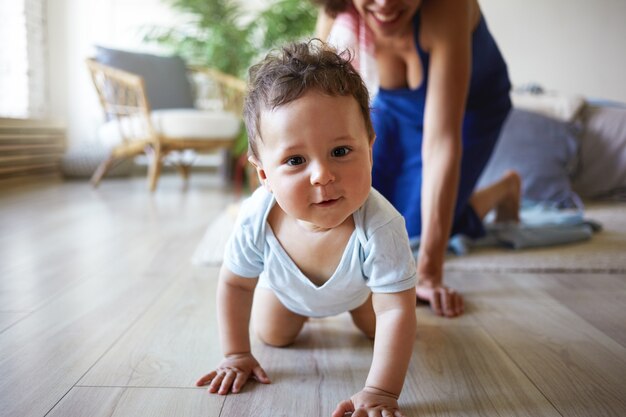 男の子と母親の肖像画