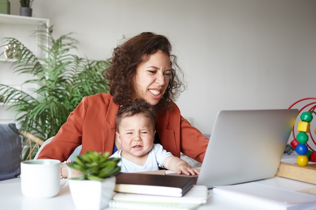 Foto gratuita un ritratto di un neonato e di una madre