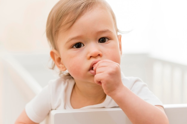 Foto gratuita ritratto di bambino in culla