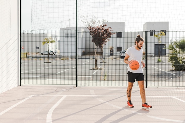 Free photo portrait of a baskeball player standing in court