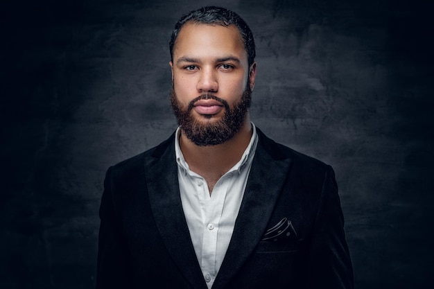 Free photo portrait of bearded black man in a wool suit.