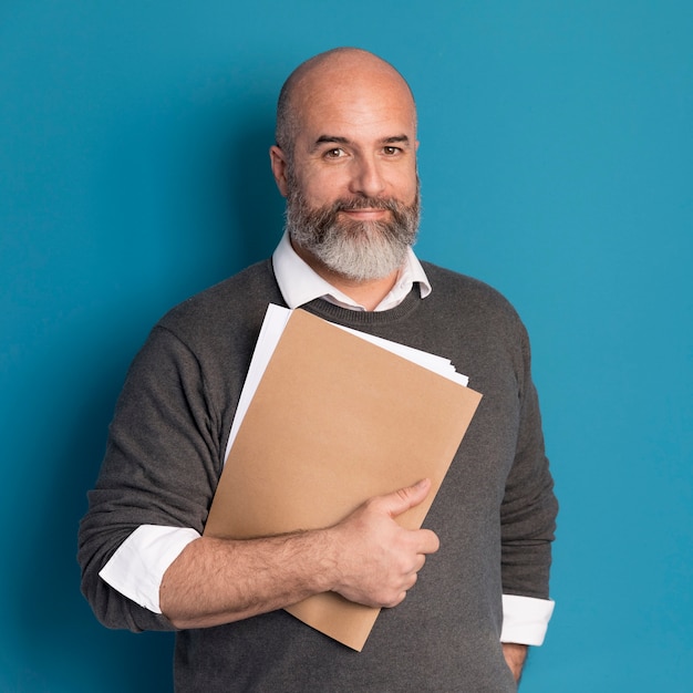 Free photo portrait of bearded man holding documents