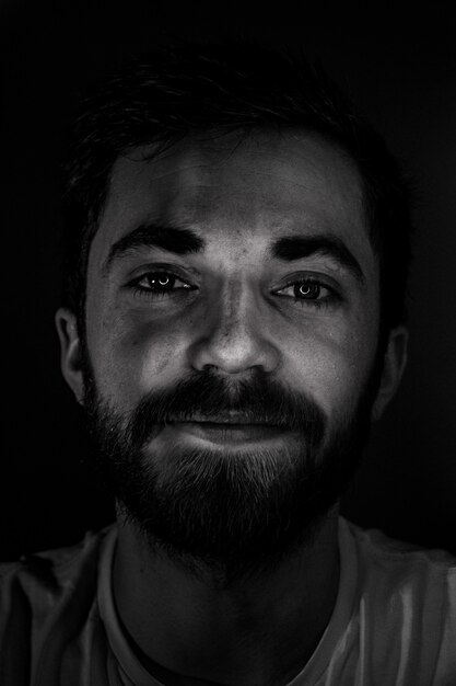 Портрет бородатого мужчины улыбается