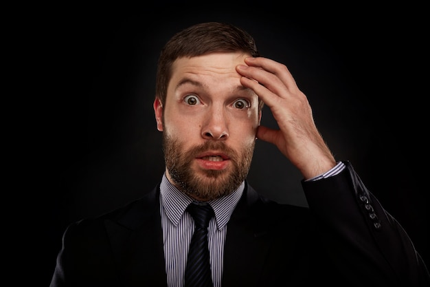 Free photo portrait of bearded man wearing formal clothes