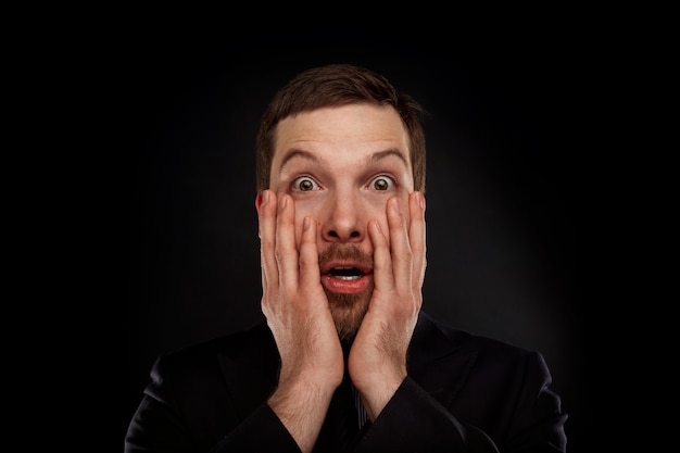 Free photo portrait of bearded man wearing formal clothes