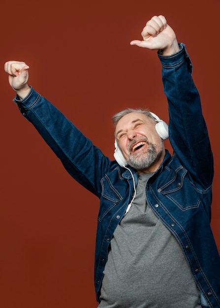 Free photo portrait bearded man with headphones