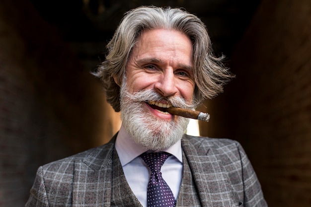Портрет бородатого зрелого мужчины курить