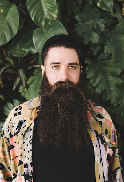 Free photo portrait of a bearded young man looking at camera