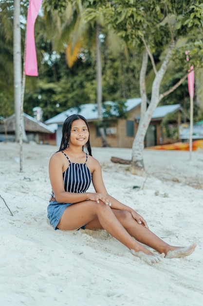 Foto gratuita ritratto di un bellissimo modello filippino di pelle marrone su una spiaggia di sabbia bianca nelle filippine