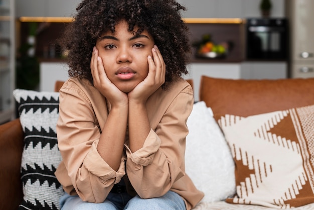 Foto gratuita ritratto di bella donna afro-americana