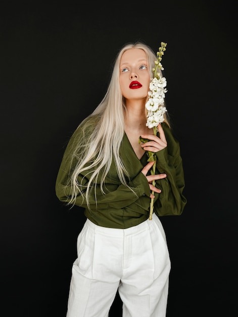 Free photo portrait of beautiful albino woman with flowers