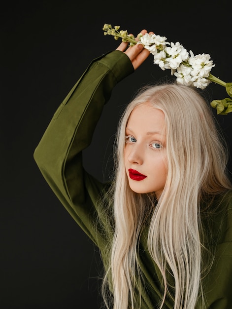 Free photo portrait of beautiful albino woman with flowers