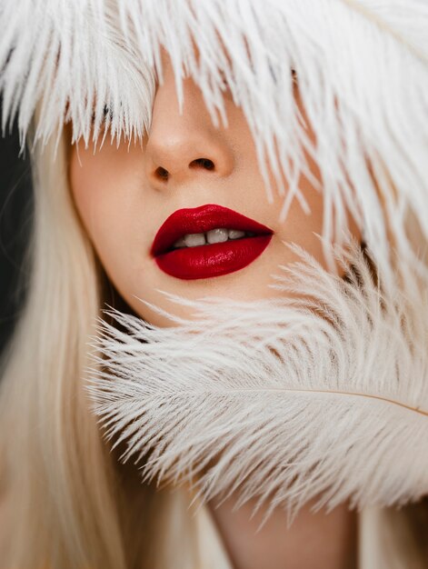 Портрет красивой женщины-альбиноса с белым пером