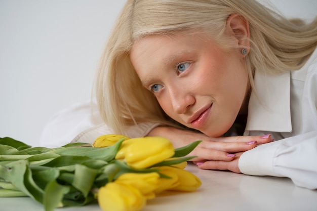 Free photo portrait of beautiful albino woman