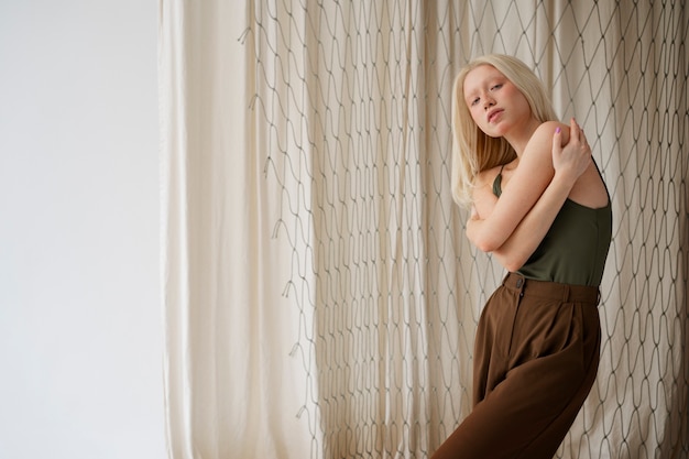 Free photo portrait of beautiful albino woman