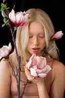 Foto gratuita ritratto di bella donna albina