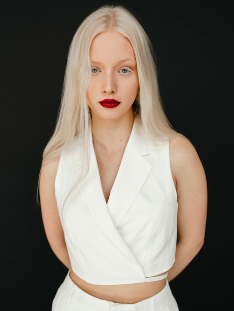 Free photo portrait of beautiful albino woman