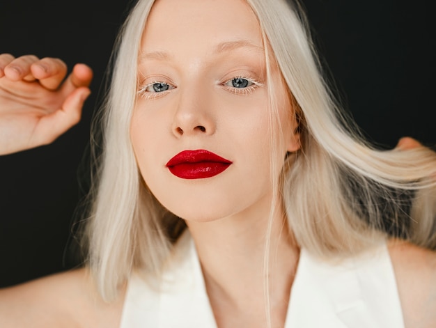 Free photo portrait of beautiful albino woman