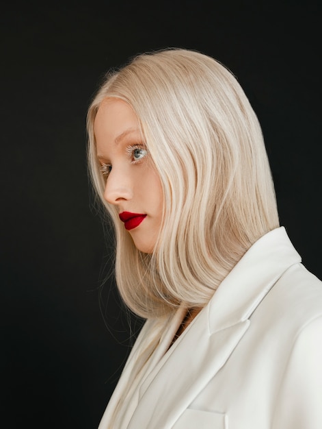 Free photo portrait of beautiful albino woman