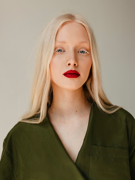 Free photo portrait of beautiful albino woman