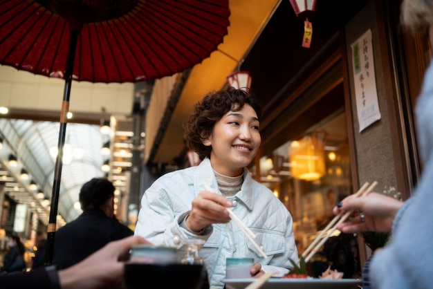 Foto gratuita ritratto di bella donna asiatica a una riunione di amici