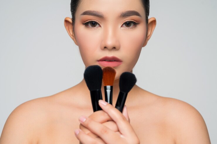무료 Photo 메이크업 블러셔 브러시를 들고 아름 다운 아시아 여자의 초상화