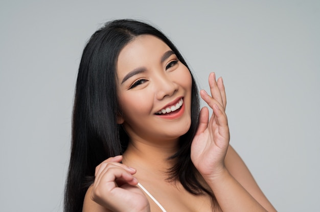 Портрет красивой азиатской женщины с черными волосами и розовыми губами