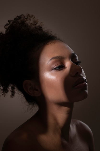神秘的な影を持つ美しい黒人女性の肖像画