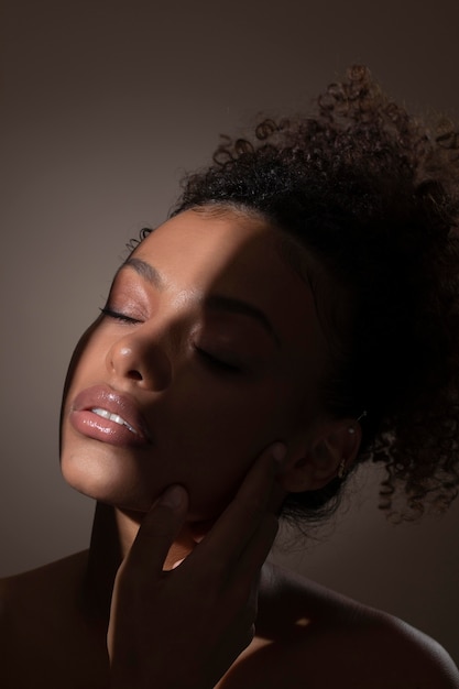 Free photo portrait of beautiful black woman with mysterious shadows