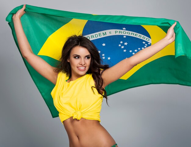 Портрет красивой бразильской футбольной болельщицы