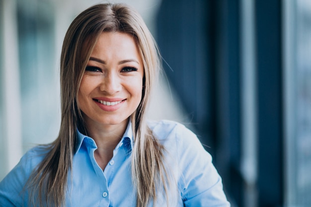 Free photo portrait of a beautiful business office in a business center