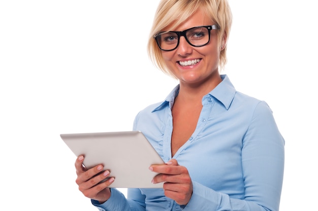Портрет красивой деловой женщины с цифровым планшетом