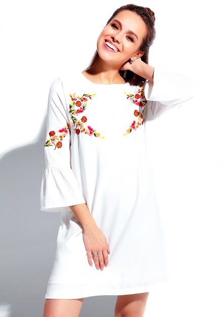 하얀 여름 세련 된 드레스에 아름 다운 백인 웃는 갈색 머리 여자 모델의 초상화