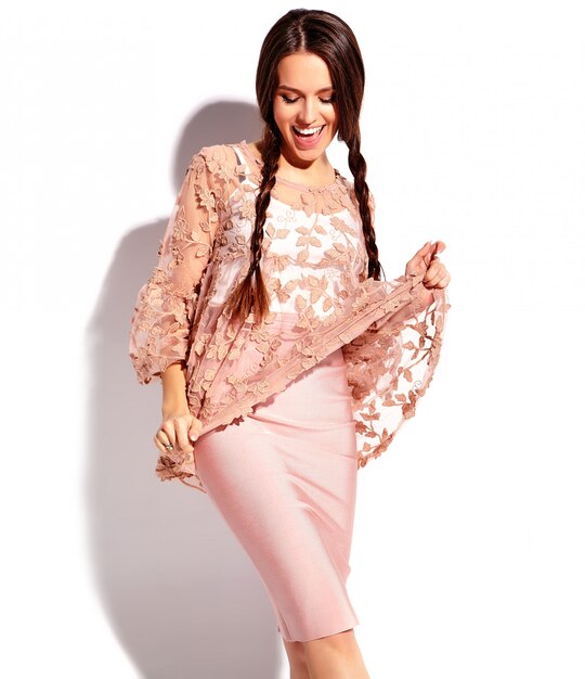 Портрет красивой кавказской улыбаясь брюнетка женщина модель с двойными косичками в яркие розовые летние стильные одежды, изолированных на белом фоне.