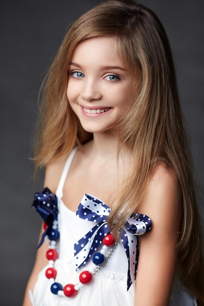 파란 눈을 가진 아름다운 아이 소녀 모델의 초상화.