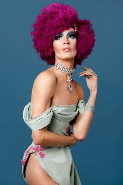Портрет красивого трансвестита в макияже и парике
