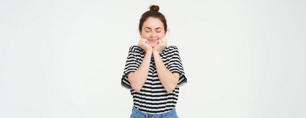 Foto gratuita ritratto di bella donna castana emozionante che si sente eccitata e ottimista, sorride e sembra felice