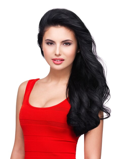 Портрет красивого лица молодой улыбающейся женщины с длинными каштановыми волосами в красном платье
