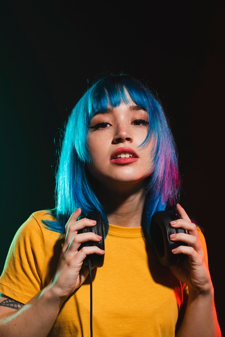 無料Photo ヘッドフォンで美しい女性djの肖像画