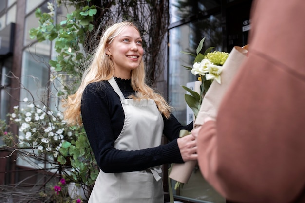 仕事で美しい女性の花屋の肖像画