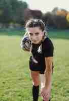 Foto gratuita ritratto di bella calciatrice femminile