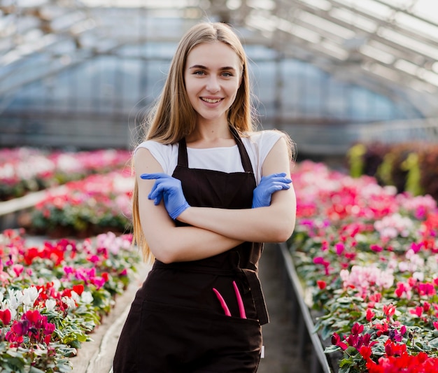 Free photo portrait beautiful female in greenhouse