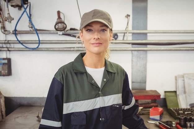 Foto gratuita ritratto di bella donna meccanico in garage