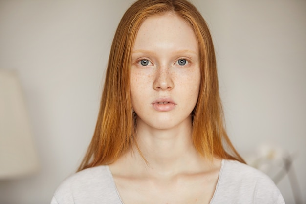 Free photo portrait of beautiful ginger woman