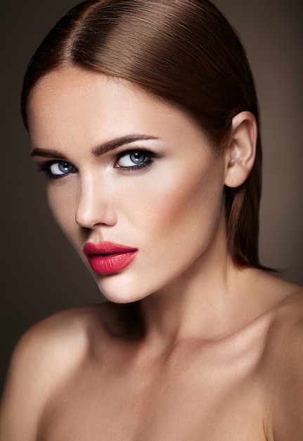 저녁 화장과 로맨틱 헤어 스타일으로 아름 다운 여자 모델의 초상화. 붉은 입술