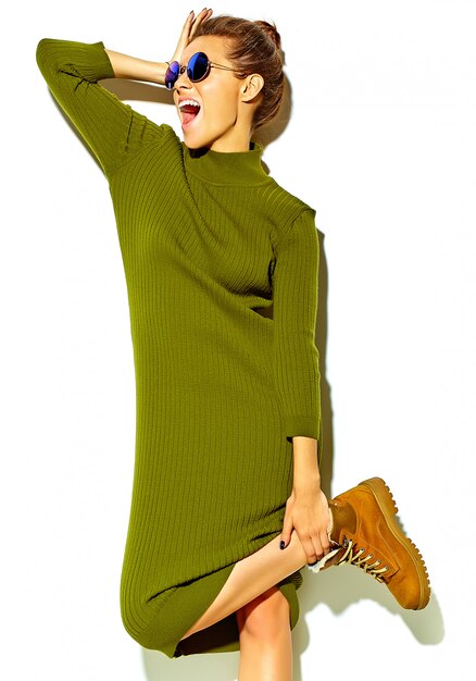 Портрет красивой счастливой милой женщины брюнетки в повседневной зеленой хипстерской летней одежде без косметики на белом в солнцезащитных очках