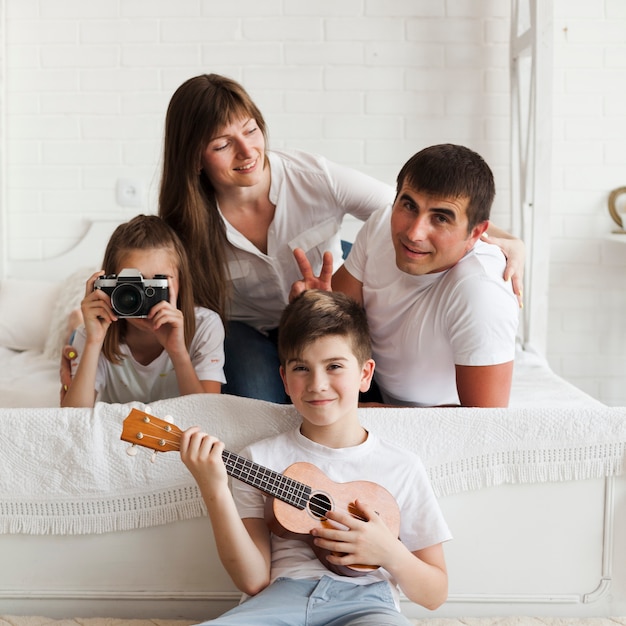 自宅で美しい幸せな家族の肖像画