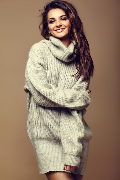 Портрет красивые счастливые сладкие милые улыбающиеся брюнетка женщина девушка в повседневной одежде битник теплый серый свитер
