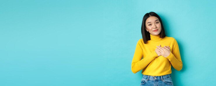 무료 Photo 마음에 손을 잡고 웃 고 자비로운 sta를 듣고 아름 다운 진심 어린 여자의 초상화