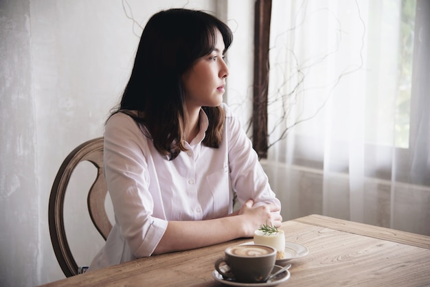 幸せなライフスタイルの肖像画美しい素敵な若い女の子の女性